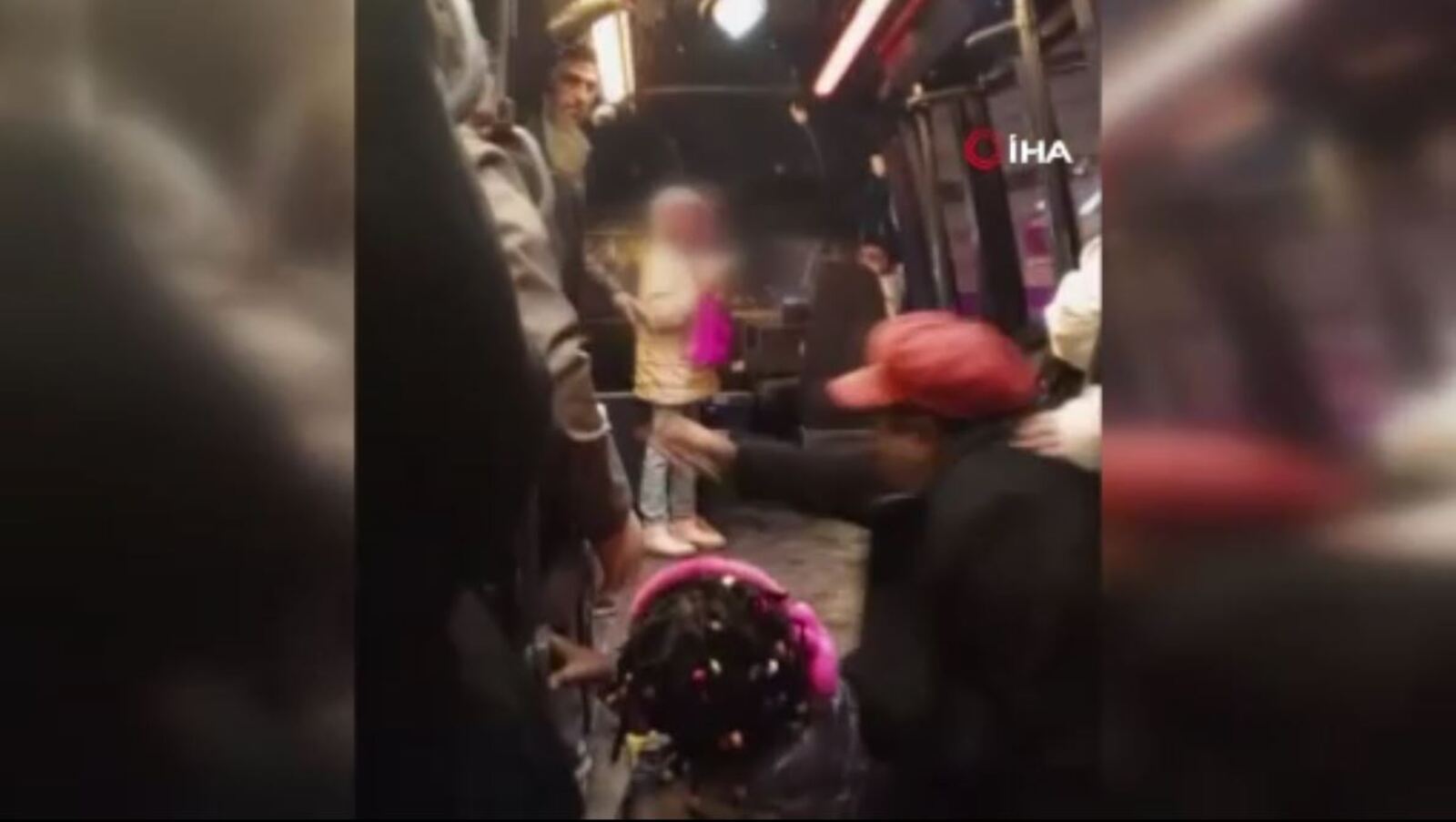 Esenyurt'ta minibüsçü anne ve çocuğu aracın içinde yuvarladı!