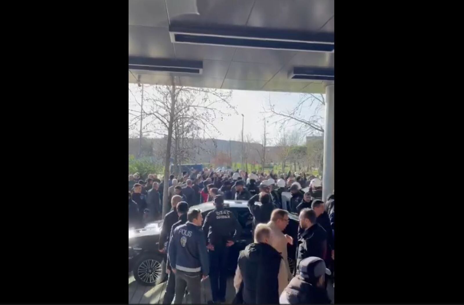 Taksiciler yeni zammı beğenmediler, salonu taş yağmuruna tuttular