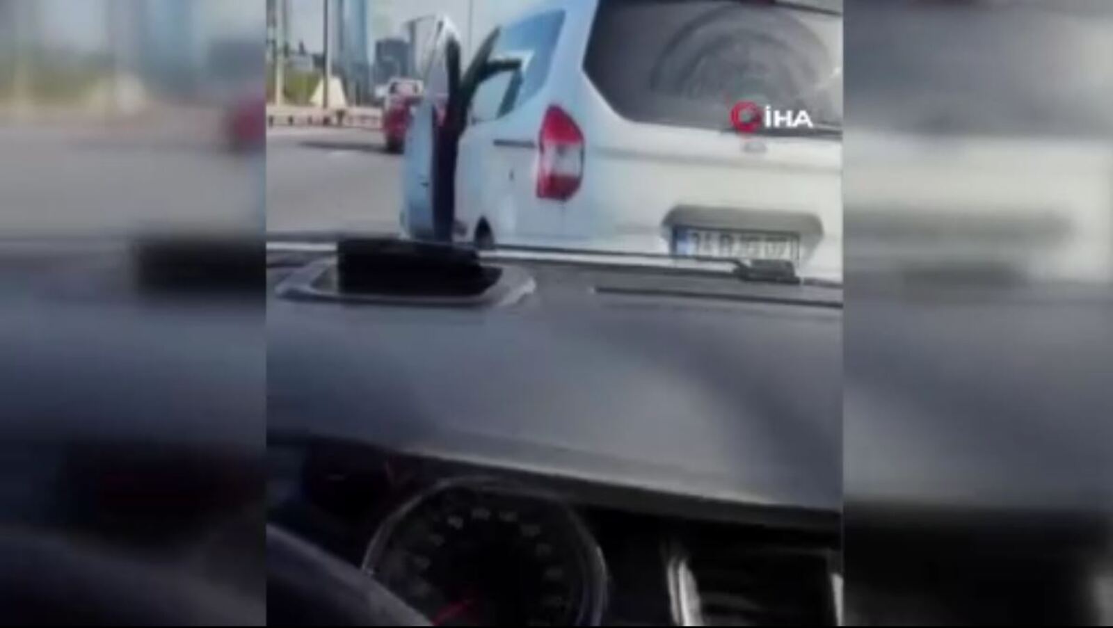 TEM otoyolu'nda dehşet anlar! Süratle önüne kırdı camı yumrukladı