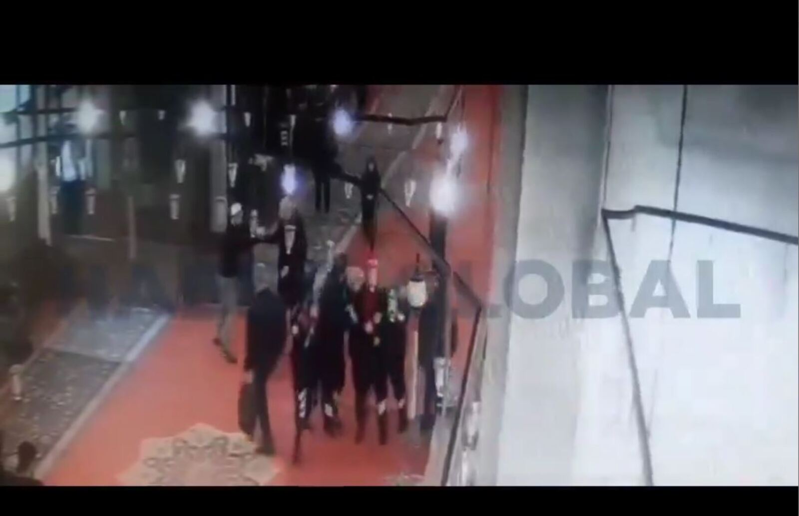 Fatih Camii imamı bıçaklandı, görüntü detayları kan dondurdu