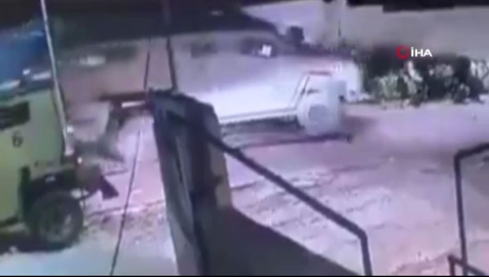 İsrail'in vicdansızlığı devam ediyor! Zırhlı araçla üstünden geçti