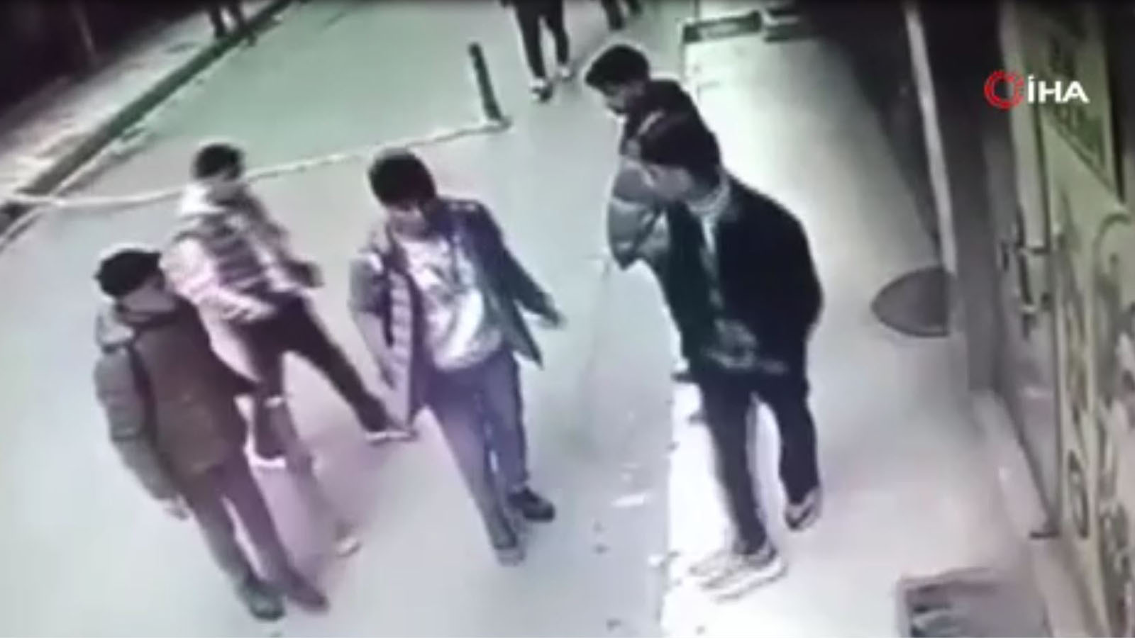 Elazığ'da 'Gençlik nereye gidiyor' dedirticek görüntü! Tartıştığı kişiyi bıçakladı
