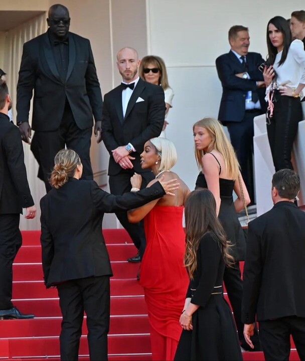 Cannes'ın kavgacı güvenliği! Festival boyunca ünlülerle kapıştı Cannes'da gergin anlar gündem oldu! - 1. Resim