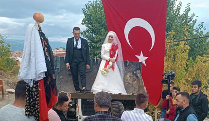 Beyaz atlı değil, kepçeli prens! Damat operatör olunca gelini böyle almaya gitti - gundem