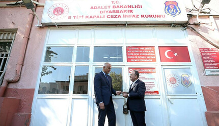 Adalet Bakanı Bozdağ Diyarbakır Cezaevi’nde anahtarı Kültür ve Turizm Bakanı Ersoy'a teslim etti - gundem