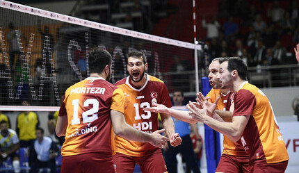 Efeler Ligi'nde derbi heyecanı... Galatasaray Fenerbahçe'yi devirdi, galibiyet sayıları eşitlendi - spor