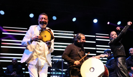 Ünlü sanatçı sahnede hayali düğününü yaptı: “Oynamayan taş olsun” - magazin