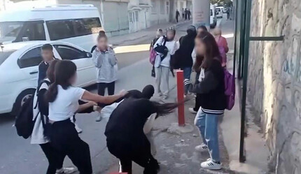Pes dedirten anlar! Kız öğrencilerin saç baş girdikleri kavgayı gülerek izlediler - gundem