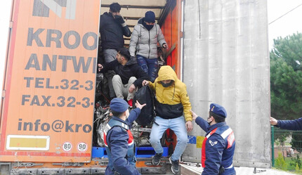 Tırlarla getirilen göçmenlerin Gaziosmanpaşa'da sokağa salındığı iddialarına Göç İdaresi'nden cevap - dunya