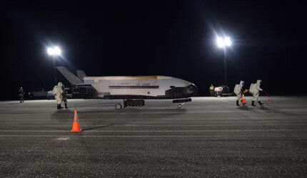 ABD Uzay Komutanlığının 'gizli' uzay savaş uçağı X-37B rekor kırarak Dünya'ya döndü - teknoloji