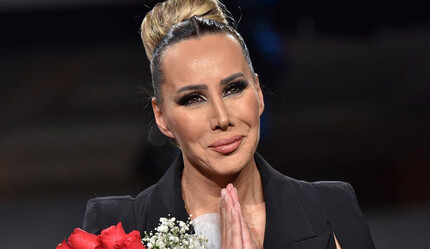 Dansözlüğü bırakıp moda sektörüne giriş yapan Asena ilk defilesinde gözyaşlarına boğuldu - turkiye-cumartesi