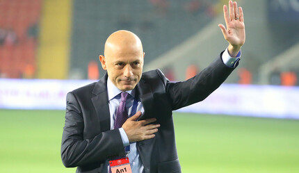 Cüneyt Çakır milli maçta jübile yaptı - spor