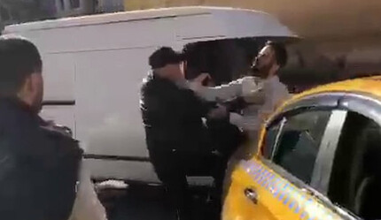 Taksici aracına almak istemediği yolcuya dayak attı - gundem