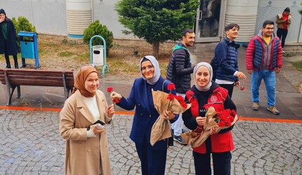 Öğretmen adaylarına da çiçek - egitim