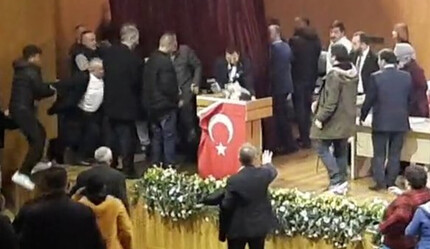 İYİ Parti kongresinde kavga! Dayak yiyen Ümit Altun bayılarak hastaneye kaldırıldı - gundem