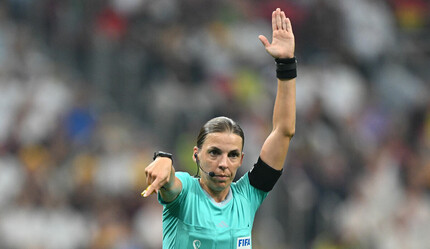 Dünya Kupası'nda maç yöneten ilk kadın hakem Stephanie Frappart oldu - spor