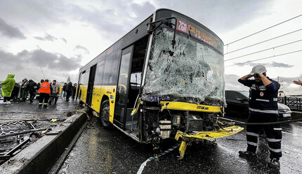 Son dakika! Galata Köprüsü'nde kaza: İETT otobüsü parmaklıklara çarptı - gundem