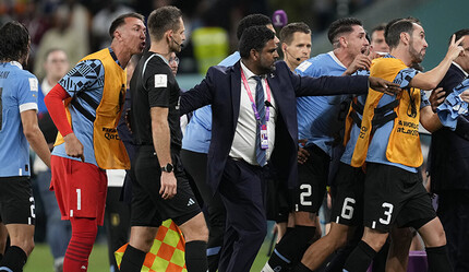 Uruguay elendi, Muslera çıldırdı! Hakemin üstüne yürüdü - spor