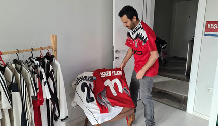 Bu formaların üzerinde kan da var ter de! Ne para ne de araba kabul etti, Beşiktaşlı futbolcuların formalarıyla evini müzeye çevirdi - spor