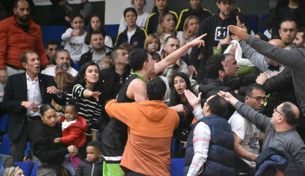 Maçta ailesine küfredilen basketbolcu tribüne çıkıp küfürbaz şahsı dövmek istedi! - spor