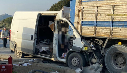 Korkunç kaza! Araç kamyona ok gibi saplandı, içindekiler feci şekilde can verdi - dunya