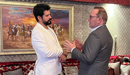 Cinsel istismar suçuyla yargılanan Kevin Spacey ile buluşan Burak Özçivit'e tepki yağdı: Aynı karede olmanız utanç verici - magazin