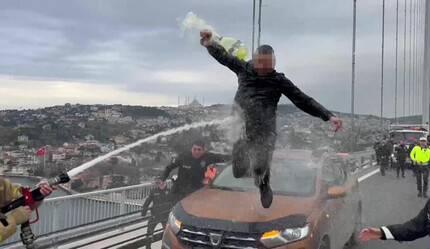 15 Temmuz Şehitler Köprüsü’nde sıcak dakikalar: Otomobilinin üzerine çıktı, üzerine benzin döktü! - gundem