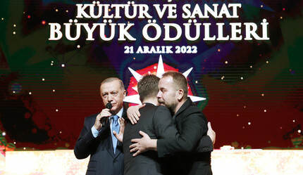 Ödül töreninde gülümseten anlar: Erdoğan, Akkor kardeşleri barıştırdı - gundem