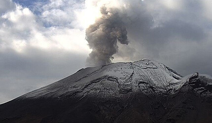 Meksika diken üstünde! Popocatepetl Yanardağı'ndaki yeni patlama anları kameraya yansıdı - dunya