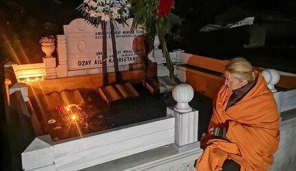 Ölüm acısıyla sarsılan Tuğba Özay, babasının mezarı başında sabahladı - magazin