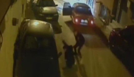 Otomobil sahibinin mücadelesi kamerada: Camdan atladı, aracın kapısını açıp hırsızı durdurdu - gundem