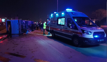 Gaziantep'te feci kaza! İşçi servisi otomobille çarpıştı, çok sayıda yaralı var - gundem