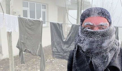 Soğuk hava yurdu etkisi altına aldı: Araçların camları buz tuttu, çamaşırlar dondu - dunya