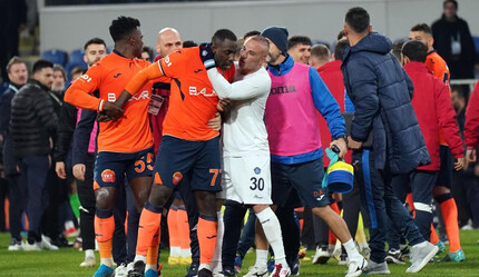 Emre Belözoğlu Okaka'yı savundu;