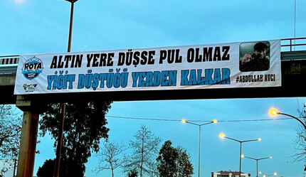 Trabzonspor taraftarları Abdullah Avcı için üst geçite destek pankart astı - spor