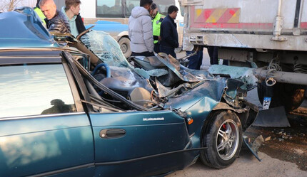 Sakarya’da feci kaza: Kamyona ok gibi saplanan otomobil hurdaya döndü - gundem