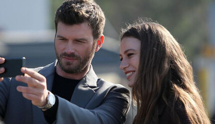 ‘Aile’ dizisinden ilk kareler geldi! Kıvanç Tatlıtuğ ile Serenay Sarıkaya’nın fotoğrafları sosyal medyayı salladı - magazin