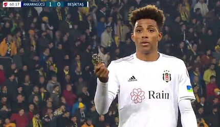 Ankaragücü Beşiktaş maçında hayrete düşüren yabancı madde! Sahaya muşta attılar! - spor