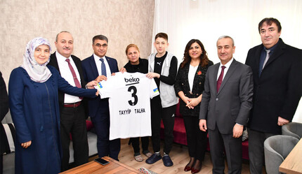 Beşiktaşlı Tayyip Talha Sanuç'un gönderdiği karne hediyesini Karabük Valisi verdi - spor
