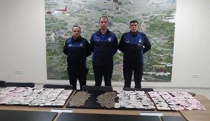 Polis ekipleri bile şaşırdı... Dilencinin üzerinden çıkan parayı say say bitiremediler - gundem