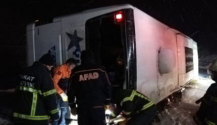 Son dakika! Tokat'ta yolcu otobüsü devrildi: Ölü ve yaralılar var - gundem