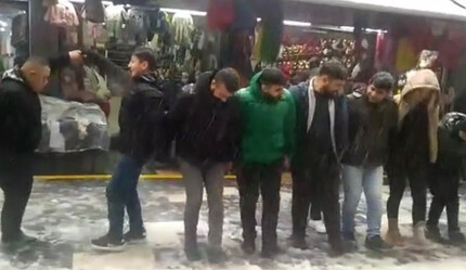 Diyarbakır'da gülümseten anlar! Kar yağışı halayla karşılandı - gundem
