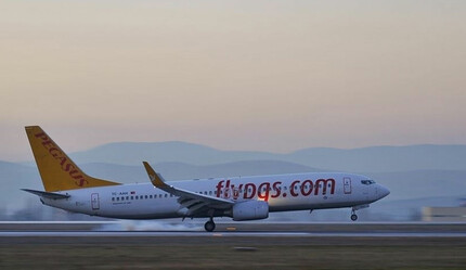 İstanbul'da hava ulaşımına fırtına ve kar engeli: Pegasus ve THY'den sefer iptalleri - gundem