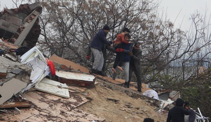 Depremden 18 saat sonra bir çocuk enkazdan sağ çıkarıldı - gundem