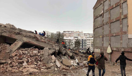 Son dakika: Kahramanmaraş'taki 7,6'lık yeni deprem sonrası Elazığ'da bir bina çöktü - magazin