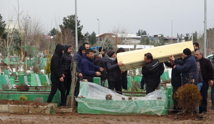 Diyarbakır'dan acı tablo! Depremde aynı aileden hayatını kaybeden 7 kişi defnedildi, gözyaşları sel oldu - gundem