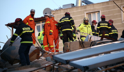 Deprem sonrası yeni riskler: Asbest tehlikesine dikkat, ekipler maskesiz çalışmamalı - dunya