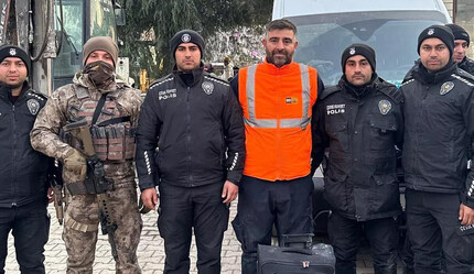 Enkazda 4 milyon dolar dolu çanta buldu, polise koştu! Gerçek sonradan ortaya çıktı - ekonomi