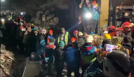 Hatay'da 62 yaşındaki Mehmet Şükrü Hedbe, enkazdan 160 saat sonra sağ çıkarıldı - gundem