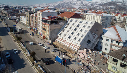 Bir yıllık apartman deprem sonrası Türkiye'nin gündemine oturdu! Ne camları patladı ne de yıkıldı, tek parça halinde yan yattı - gundem